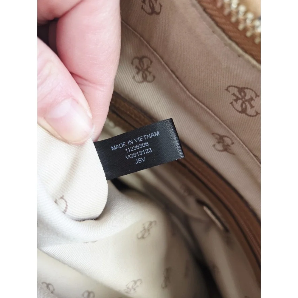 Guess Albury Shopper Charm Tote Brown Shoulder Bag‎ Faux Leather Large